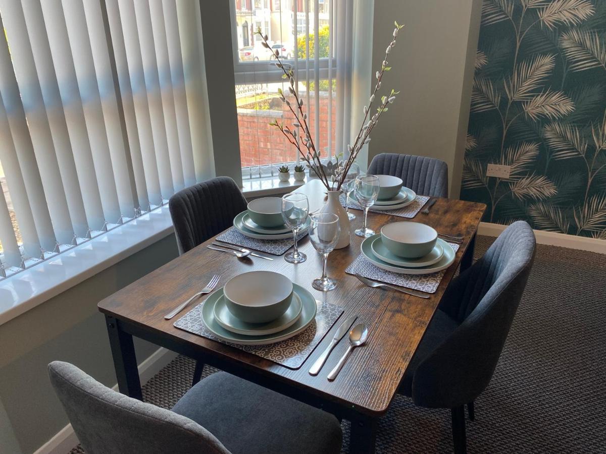 Blackpool Sleepover Apartment 1 Free Parking Sleeps 6 Bagian luar foto